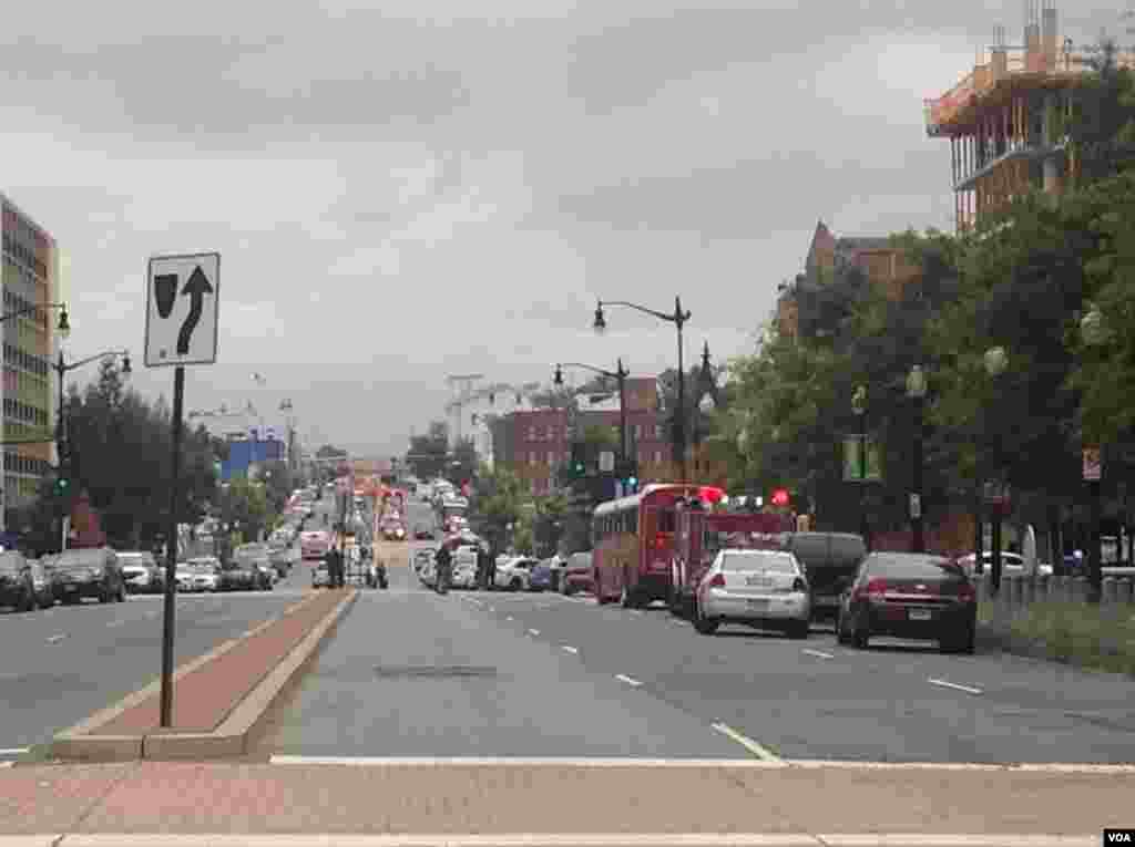 海军设施所在街区被封锁（美国之音杨晨拍摄）