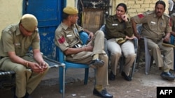 新德里警方人員星期一聚集在被控輪姦的首犯辛格的居民區