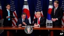 2018年9月24日特朗普和韩国总统文在寅在纽约美韩自由贸易协定签字仪式上