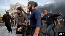 在叙利亚政府军的空袭之后，人们从瓦砾中寻找出死难者的尸体。