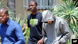 被警方拘留的奧運徑賽選手皮斯托利斯在前往法院途中