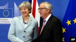 英國首相特蕾莎-梅（左）和歐洲委員會主席容克在布魯塞爾談判前握手