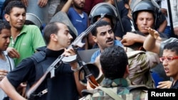 法塔赫清真寺外，警察和穆尔西的支持者对峙。2013年8月17日