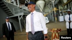 奧巴馬在亞的斯亞貝巴參觀一家食品加工廠