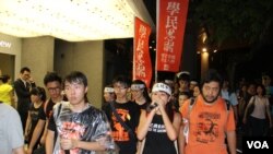 香港学联、学民思潮代表在8月31日占中抗命集会上(美国之音海彦拍摄) 