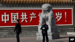 警察和便衣警察守在中南海新华门旁边“中国共产党万岁”的巨幅标语前(2013年11月7日)