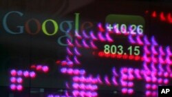 谷歌股票在2013年2月首度衝破每股800美元。圖為當時谷歌股票代號顯示在紐約時報廣場納斯達克總部。