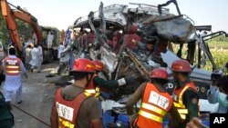 巴基斯坦旁遮普省10月17日發生致命性道路事故兩車對撞後現場。