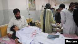 巴基斯坦男子照顾塔利班攻击中受伤儿子