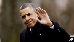 奥巴马总统12月27日从停在白宫南草坪上的直升机上下来时向记者们招手