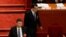 中国总理李克强在北京人大会堂举行的全国人大年度会议开幕式上发表讲话后返回习近平旁的座位。（2020年5月22日）