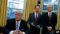 白宫全国贸易委员会主任彼得·纳瓦罗（右）在等待川普总统签署政令（2017年1月23日）