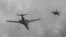 韩国国防部图片显示美国空军B-1B枪骑兵型轰炸机（左）和韩国F-15K战斗机在朝鲜半岛上空飞行（2017年6月30日）