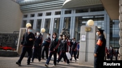 中国北京一所中学的学生回到校园。（2020年4月27日）