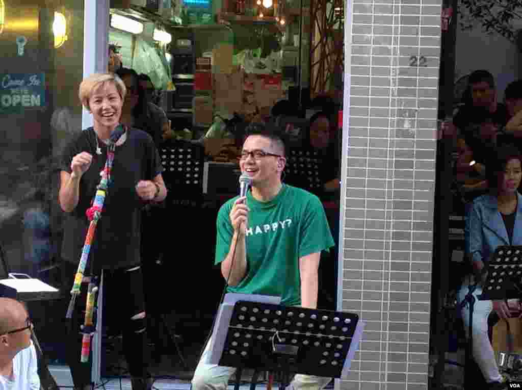 藝人何韻詩辦有種港人音樂會回應恐懼 ，黃耀明現身撐場。 (美国之音海彦拍摄)