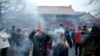 人们在鸡年第一天在北京雍和宫烧香祈福（资料图）