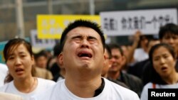 機上家屬得知最新航機最新消息後痛哭