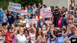 俄羅斯哈巴羅夫斯克邊疆區民眾舉行反政府抗議示威，要求釋放當地行政首腦福爾加爾。 （2020年7月11日）