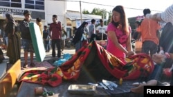 印尼龍目島2018年7月29日發生地震後街頭的居民