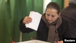 На одном из избирательных участков в Баку (архивное фото) 