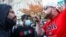 Сторонник президента США Дональда Трампа спорит с протестующими на митинге против Трампа, прошедшем после президентских выборов 2020 года, на площади Black Lives Matter в Вашингтоне. (13 ноября, 2020 г.) REUTERS/Hannah McKay 