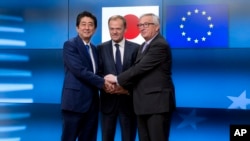 欧盟委员会主席容克（右）和欧洲理事会主席图斯克（中）2017年3月21日在布鲁塞尔欢迎来访的日本首相安倍晋三（左）