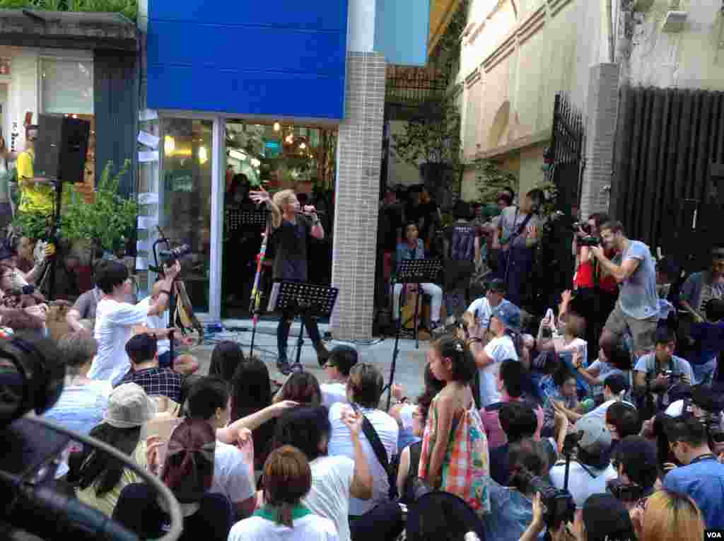 香港歌手何韵诗（右）在她举办的&ldquo;有种的漂亮The Beauty of WE&rdquo;音乐会上演唱（2016年6月19日，美国之音海彦拍摄）