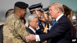 布鲁克斯2017年11月迎接川普访韩（美联社）