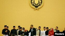 美国总统奥巴马和马来西亚国王哈利姆在国宴上碰杯