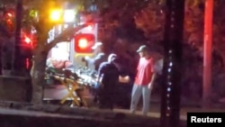 ເຈົ້າໜ້າທີ່ກູ້ໄພ ເຄື່ອນຍ້າຍຄົນຄົນນຶ່ງຂຶ້ນລົດໂຮງໝໍ ໃນທີ່ເກີດເຫດຍິງສັງຫານໝູ່ ໃນເມືອງເລວິສຕັນ, ລັດເມນ, ວັນທີ 25 ຕຸລາ 2023 ໃນພາບນິ້ງທີ່ໄດ້ມາຈາກວີດີໂອຂອງສື່ສັງຄົມອອນລາຍ. Nichoel Wyman Arel/via Reuters.