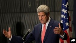 克里国务卿在开罗与埃及外交部长舒克里一起举行的记者会上。