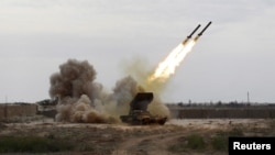 伊拉克保安部队在提克里特前线向伊斯兰国激进分子发射火箭弹 （资料照片 2015年3月28日）