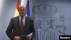 Spanish Economy Minister Luis de Guindos stands before a news conference after the weekly cabinet meeting in Moncloa Palace, in Madrid, Spain, November 15, 2012.