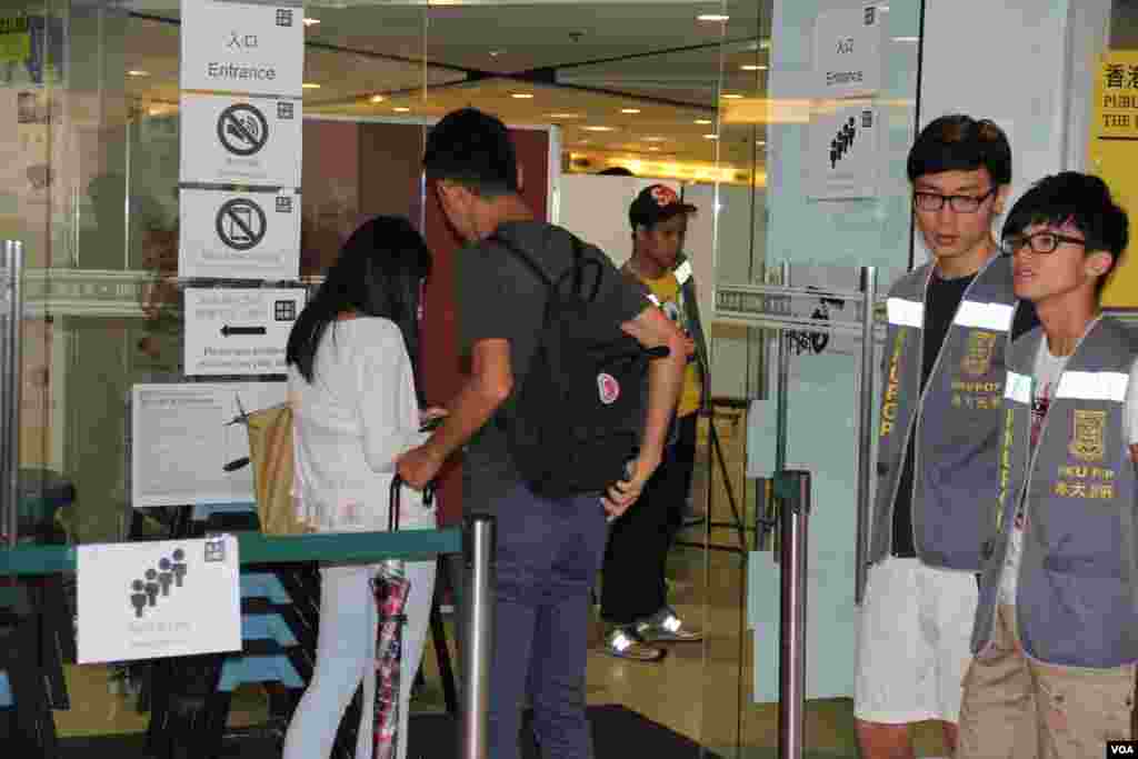 和平佔中運動全民投票港大投票站(美國之音海彥拍攝))