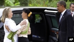 美國國務卿希拉里克林頓星期一在前往以色列之前和美國總統奧巴馬在緬甸仰光會晤了昂山素姬