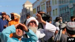 塔利班在阿富汗西部城市赫拉特掛屍示眾，引發市民觀望。（2021年9月25日）