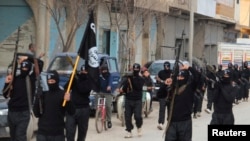 跟基地组织有关联的伊拉克伊斯兰国的武装分子在叙利亚城镇特尔阿布雅德持枪游行。2014年1月2日。