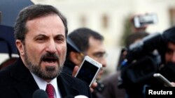 參加日內瓦和談的敘利亞反對派全國聯盟發言人盧瓦伊薩菲在聯合國日內瓦總部對媒體講話。(2014年2月10日)