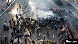 反送中示威者在2019年8月5日在香港金鐘被警察用催淚彈驅散。