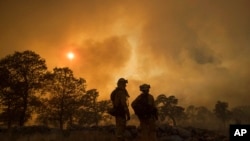 加州消防員2017年7月8日正在視察奧利維爾附近的山火