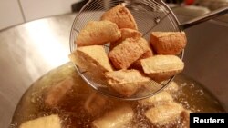 新北市呷子园的油炸臭豆腐（资料照）