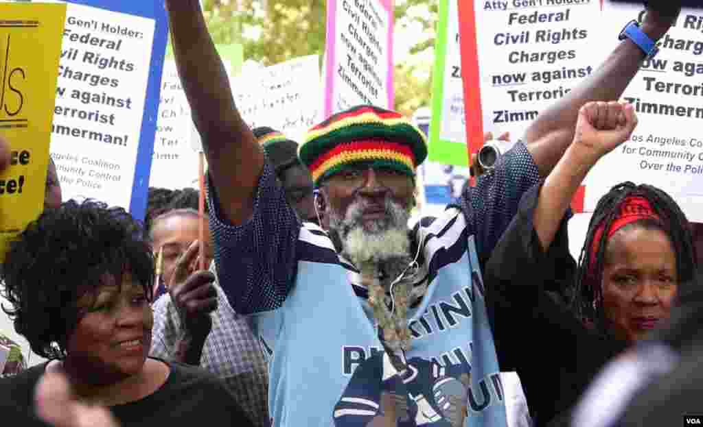 群众振臂呼叫&ldquo;没有正义就没有和平&rdquo; （美国之音国符拍摄）