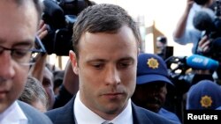 南非刀锋跑者皮斯托瑞斯（中）。