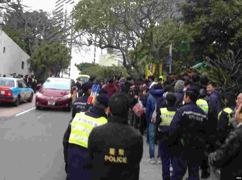 香港大學罷課學生和一些民間團體在港大校委會會場外抗議(美國之音海彥拍攝)