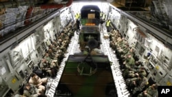 2013年1月24日，美國空軍運輸機從法國南部馬賽附近基地出發，向馬里運送法軍人員和裝備。