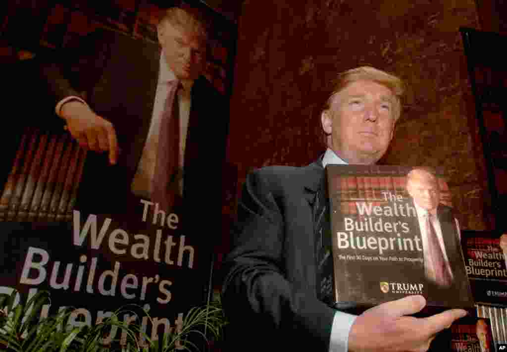 2005年5月23日，川普手持其著作《财富创造者的蓝图》