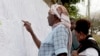 肯尼亚选民在投票站外查看选民名单 (2017年8月7日)