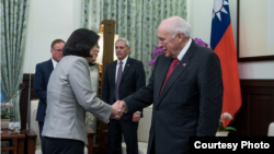 台湾总统蔡英文2017年8月7日会见到访的前美国副总统切尼（台湾总统府照片）