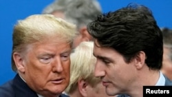 美国总统特朗普在英国沃特福德举行的北约会议上与加拿大总理特鲁多交谈。(2019年12月4日)