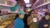 纽约曼哈顿华埠一家食品店内的顾客（美国之音威廉姆斯拍摄）
